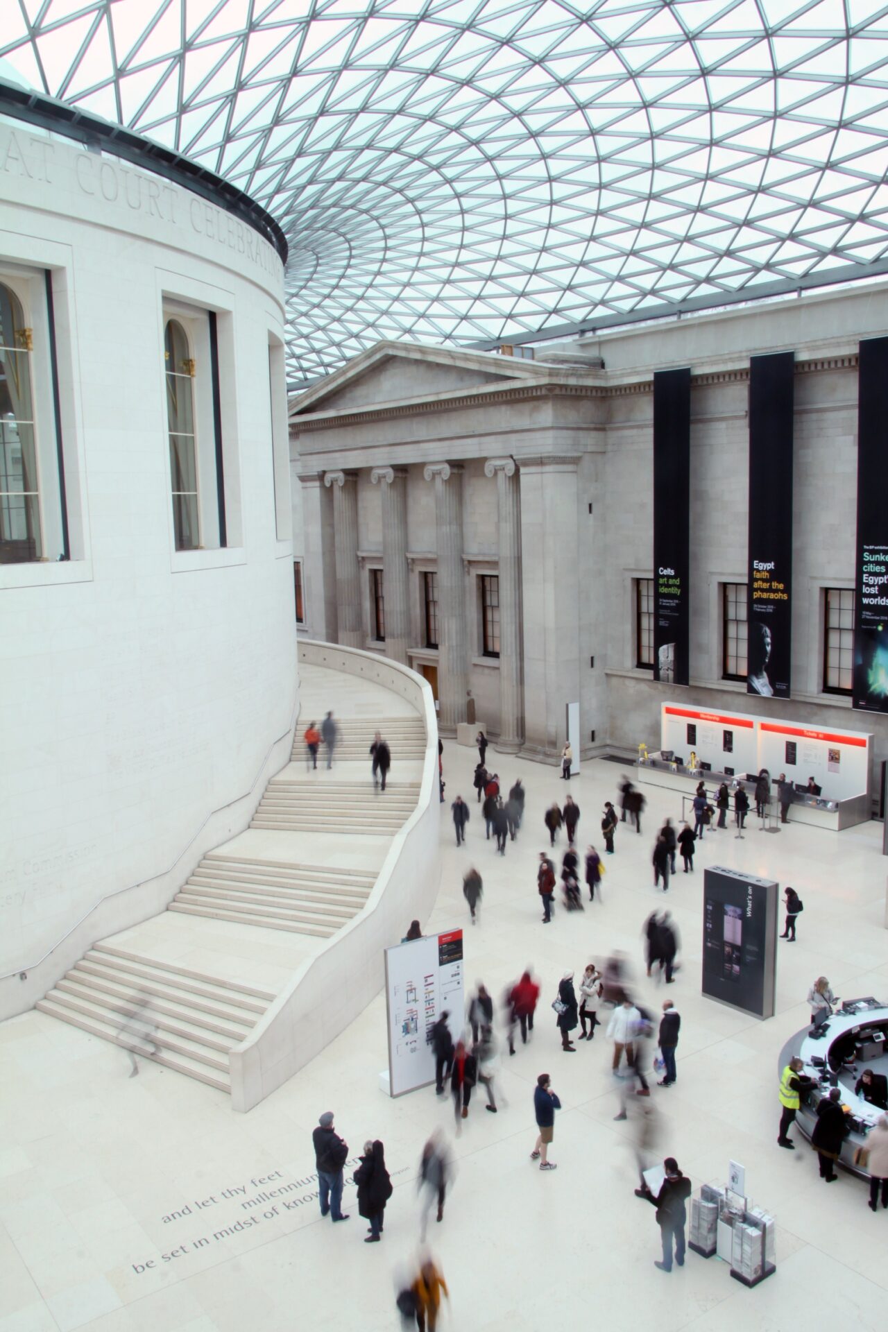 crowded_museum